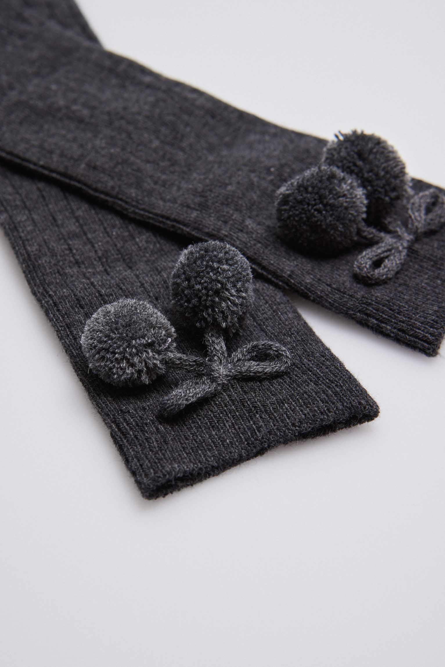 Calzini lunghi marengo con pompon - immagine 3