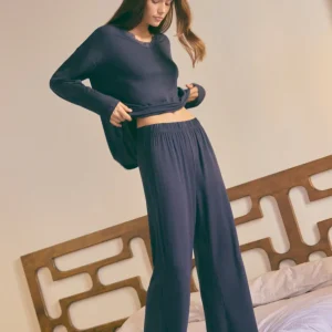 Pigiama lungo in modal extra morbido con pantaloni neri larghi