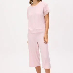 Pigiama rosa leggero: maglietta a maniche corte e pantaloni capri a gamba larga