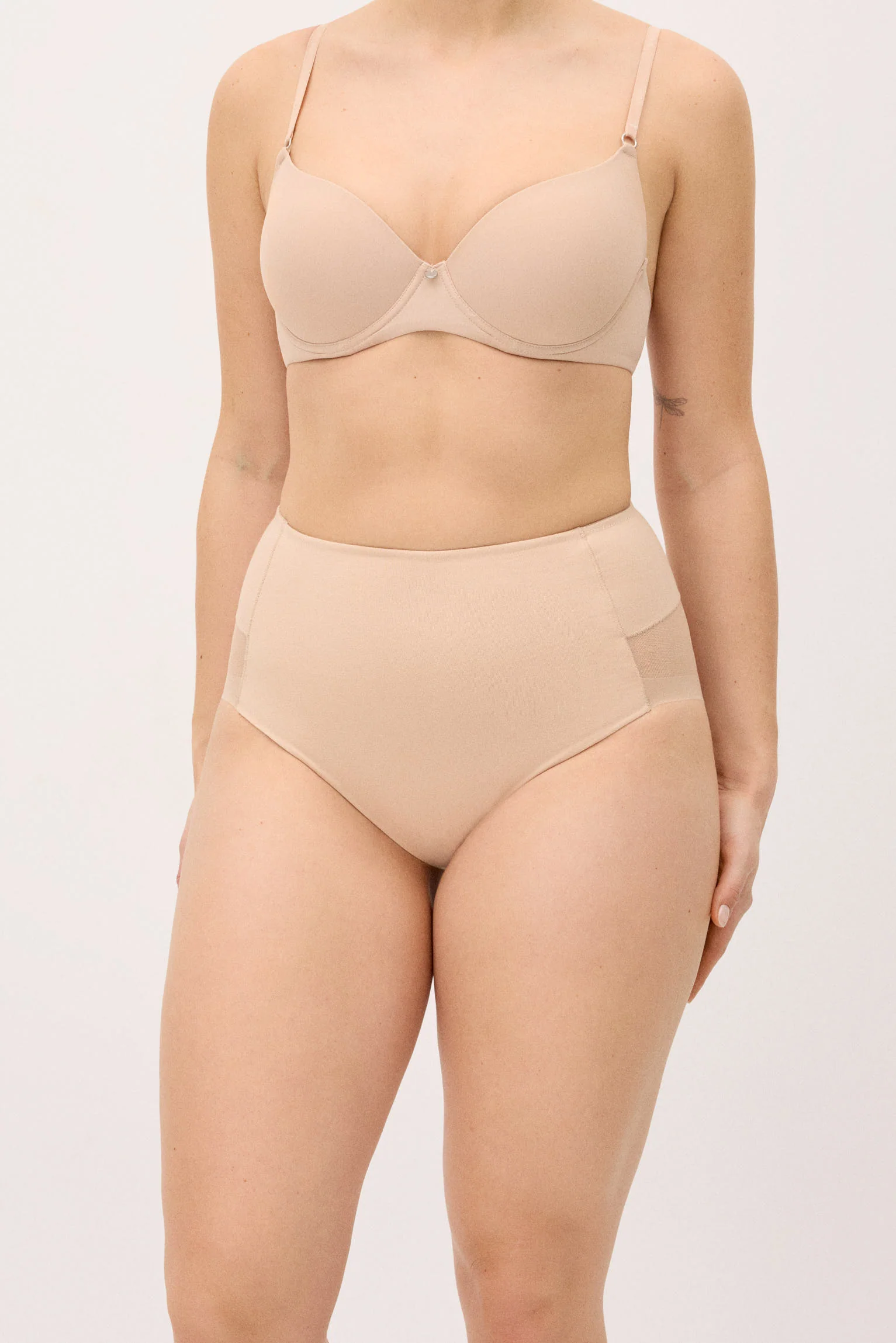 Slip modellante in cotone color carne con tulle, leggera compressione