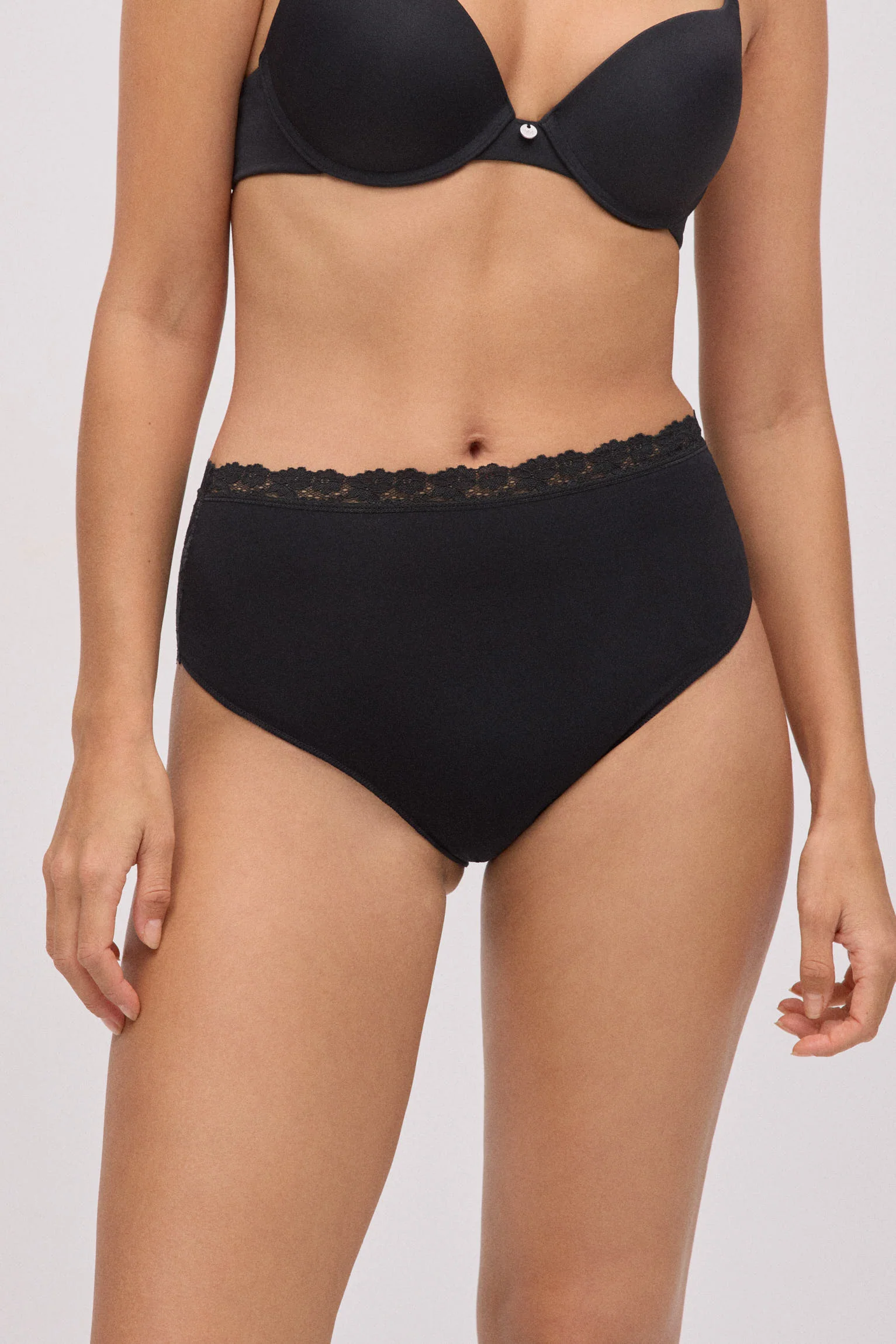 Mutandine di cotone a vita alta con pizzo nero - immagine 4
