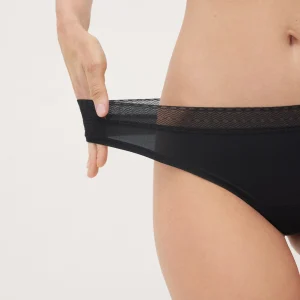 Perizoma in pizzo nero con rifinitura invisibile