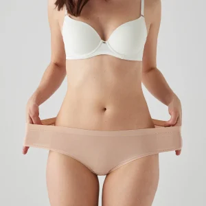 Adatta lo slip midi con finiture nude invisibili