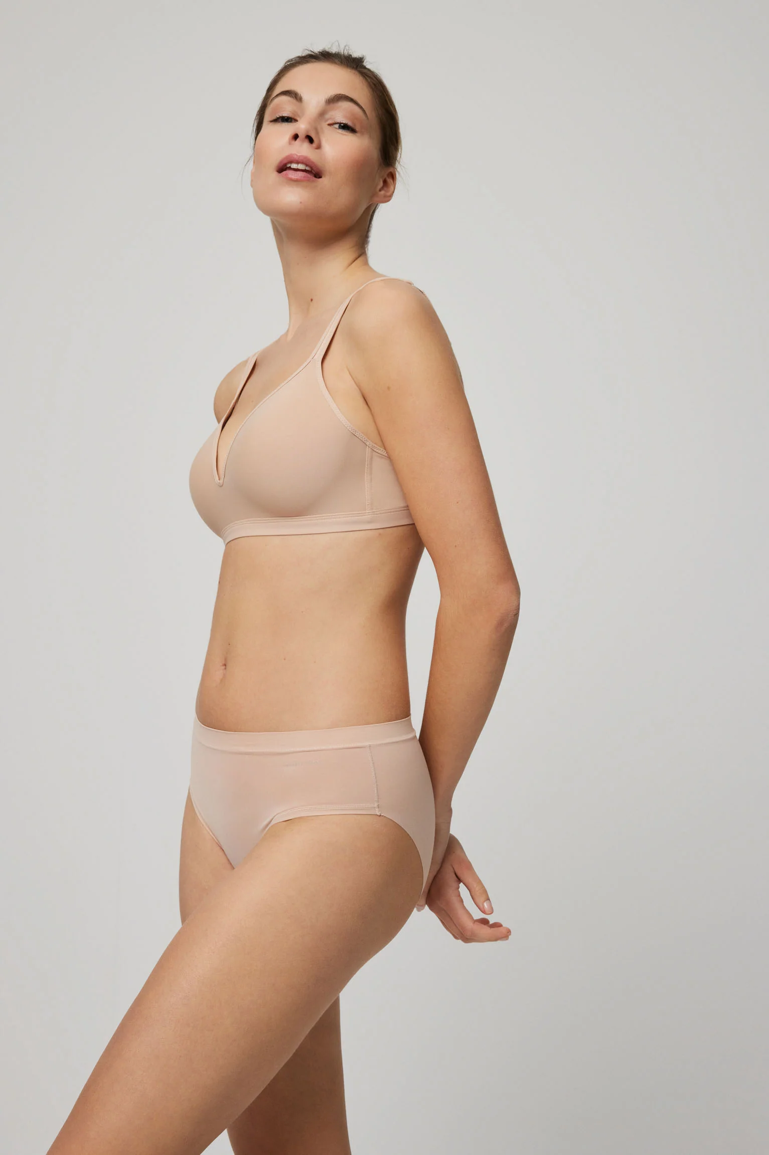 Adatta lo slip midi con finiture nude invisibili - immagine 5