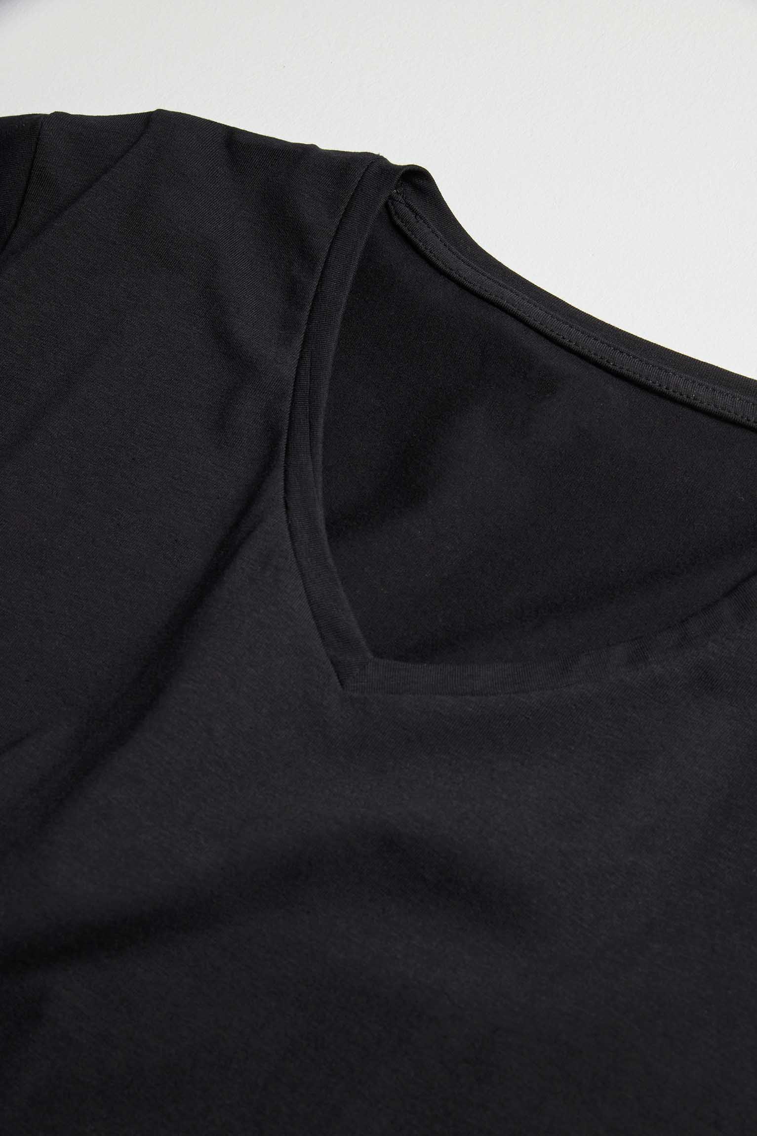 Canottiera nera a maniche corte con scollo a V - immagine 6