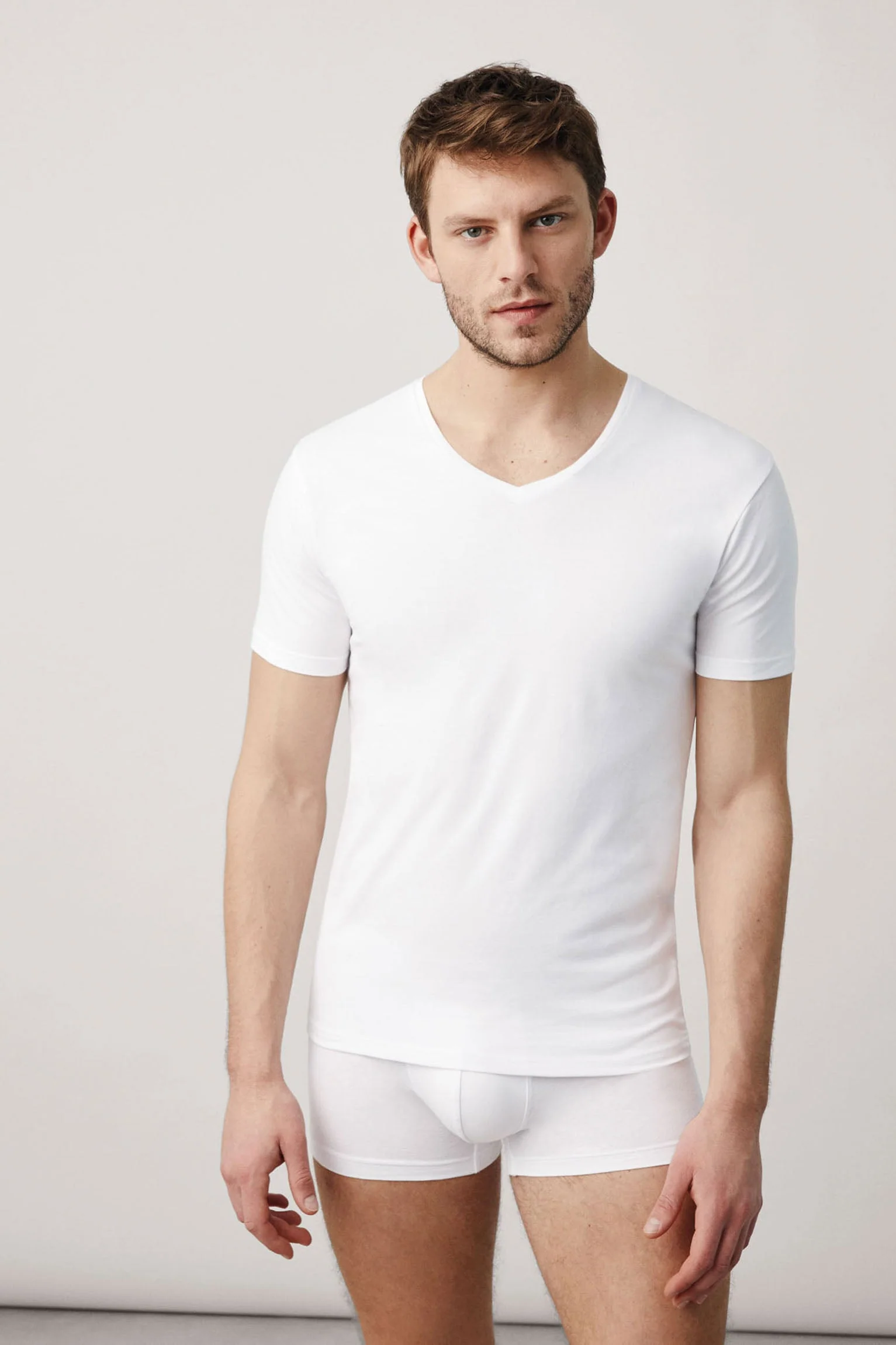 Canottiera bianca a maniche corte con scollo a V - immagine 7