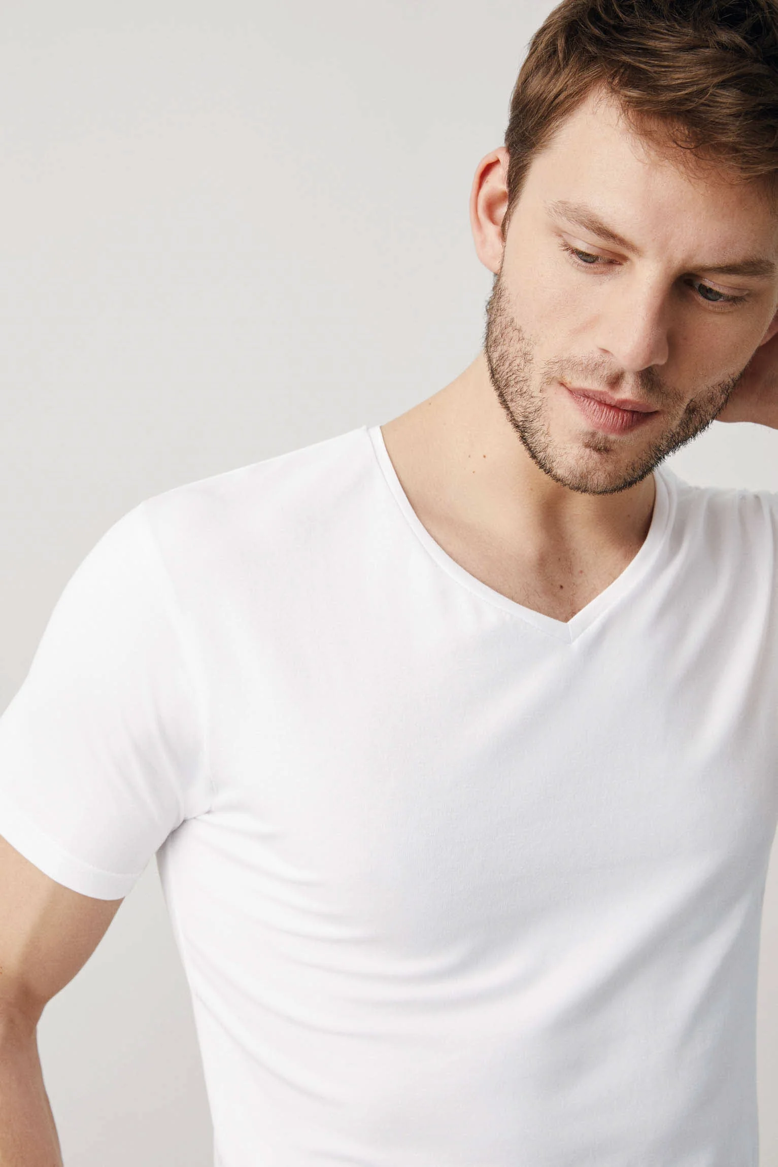 Canottiera bianca a maniche corte con scollo a V - immagine 6