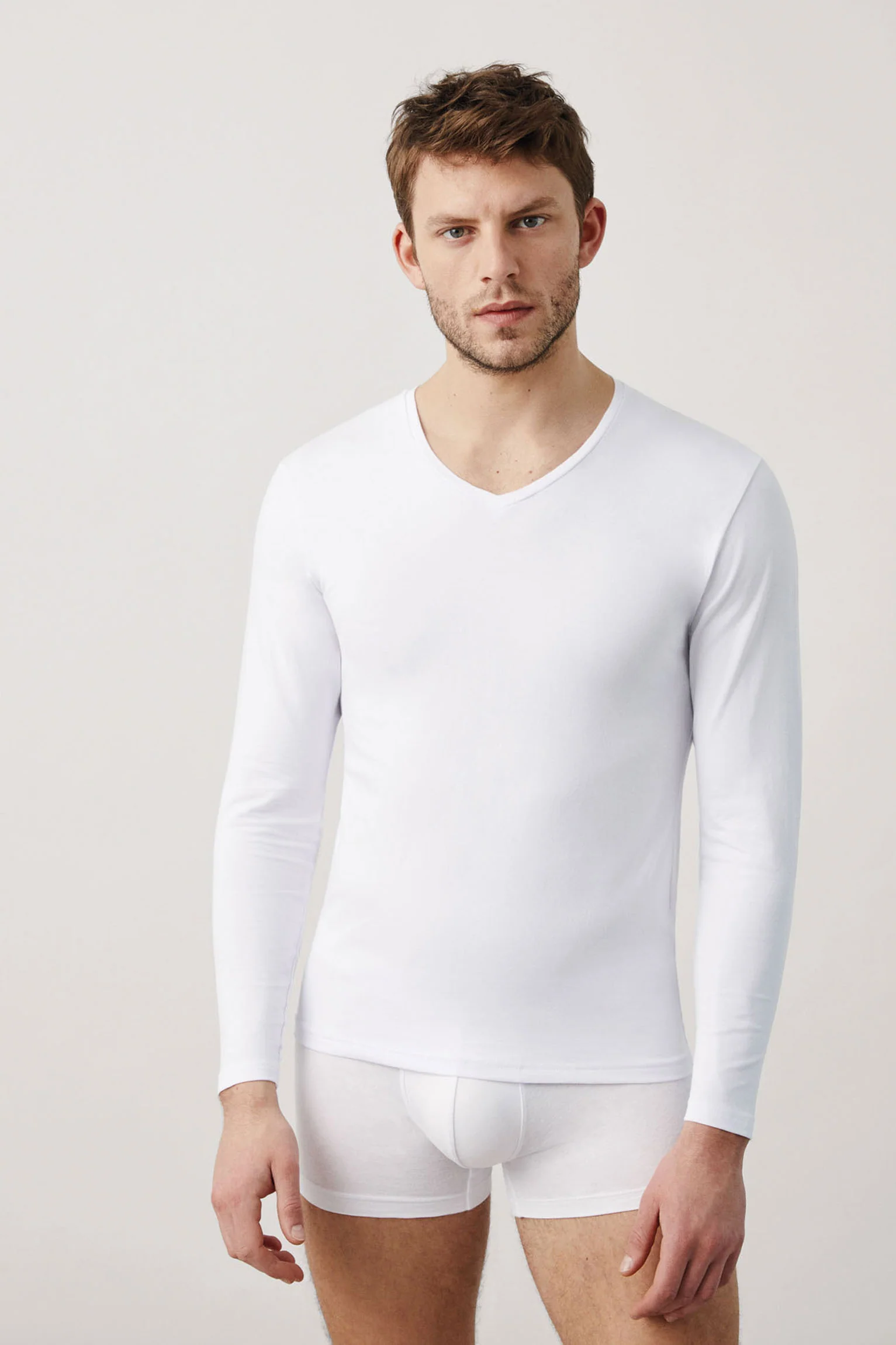 Maglietta bianca a maniche lunghe con scollo a V