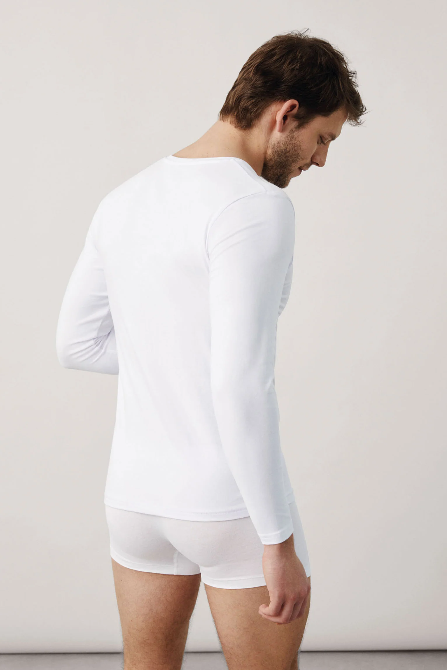 Maglietta bianca a maniche lunghe con scollo a V - immagine 4