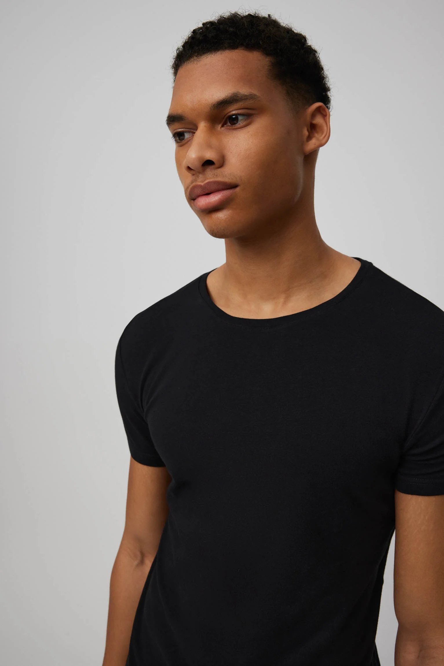 Maglietta nera a maniche corte - immagine 4