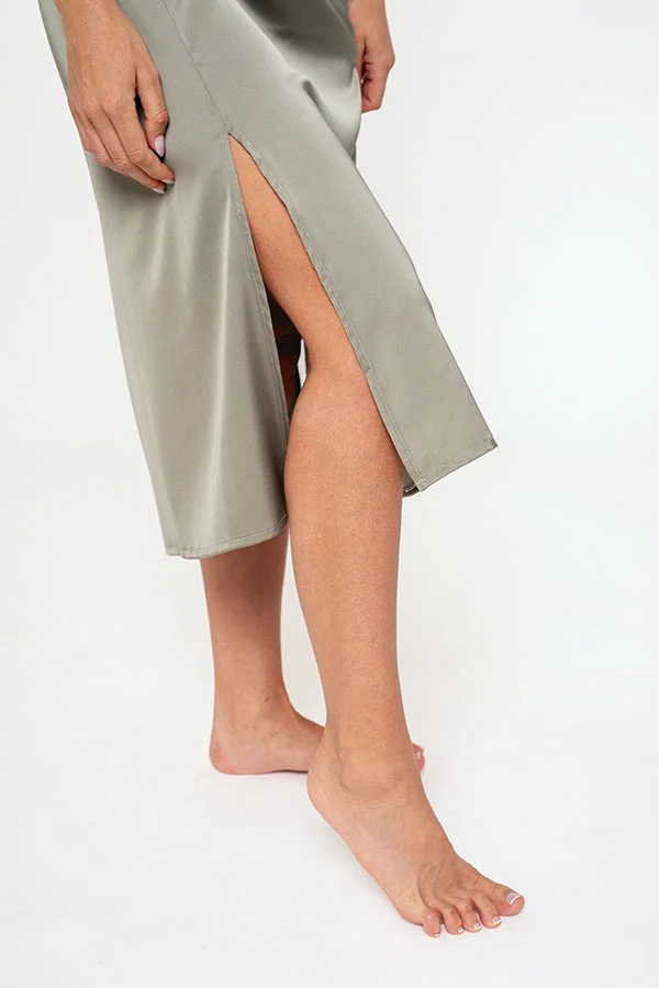 Camicia da notte midi da donna in raso verde | MUYDEMI - immagine 4