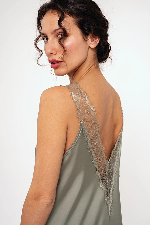 Camicia da notte midi da donna in raso verde | MUYDEMI - immagine 3