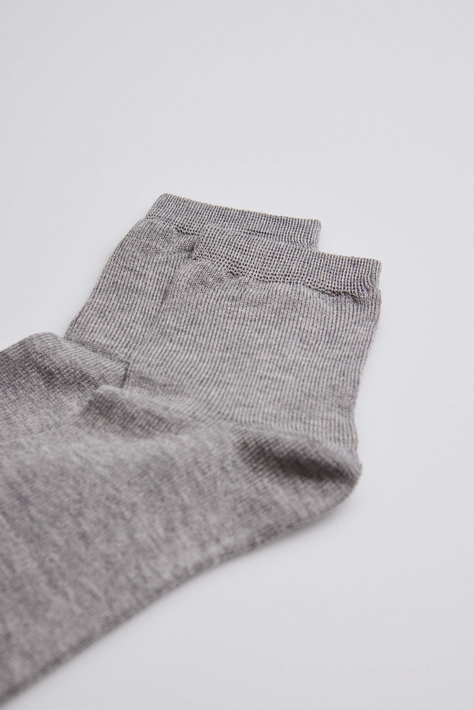 Calzini grigi con perle per bambini - immagine 3