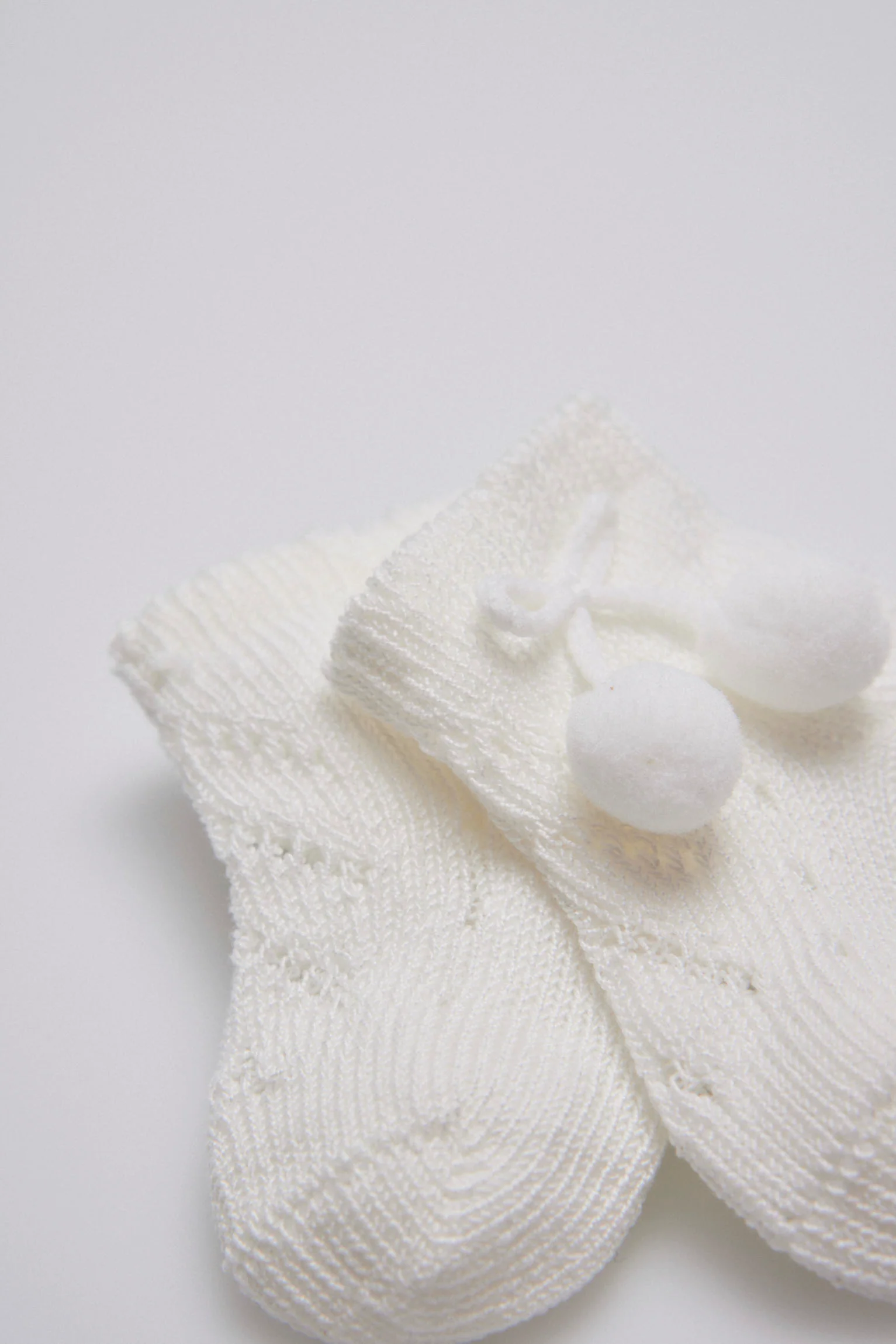 Calzini avorio con perle neonato con nappine - immagine 3