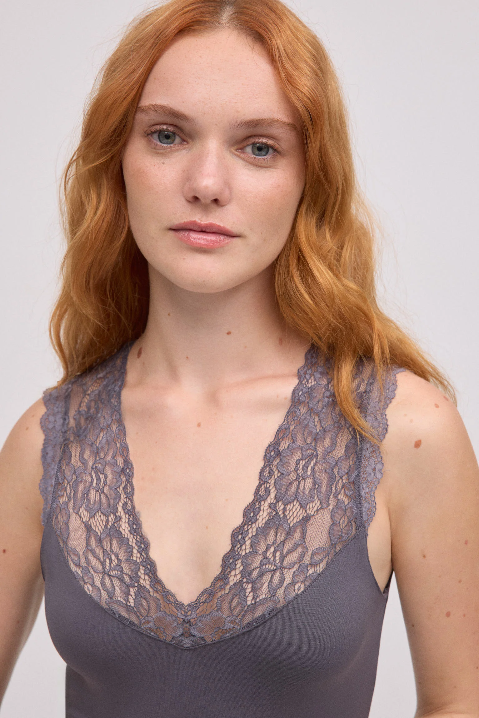 Canotta termica con scollo a V e dettagli in pizzo grigio - immagine 4