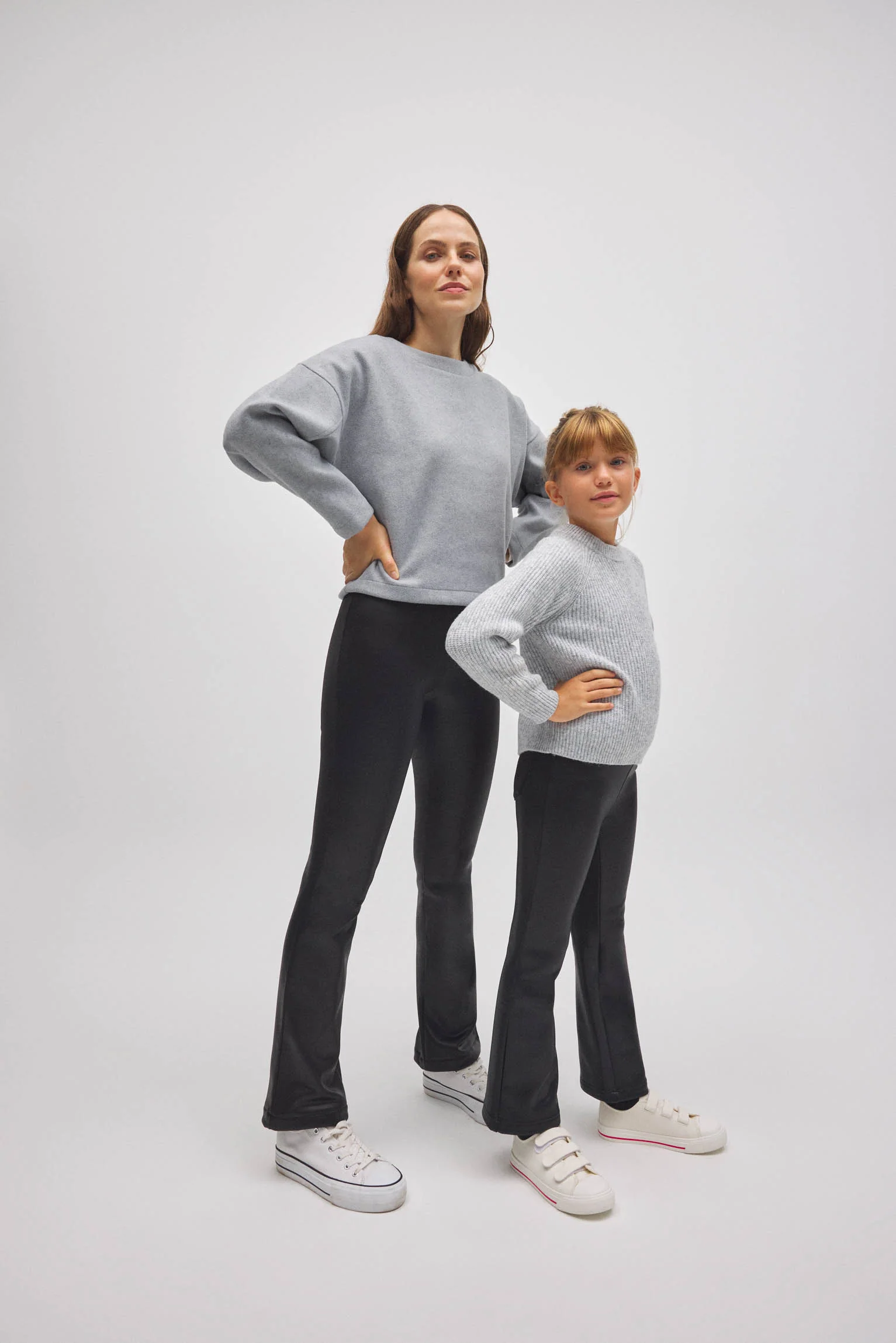 Pantaloni neri elasticizzati effetto pelle a zampa d'elefante - immagine 9