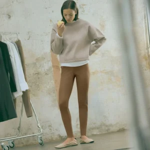 Leggings effetto metallizzato e maglione marrone