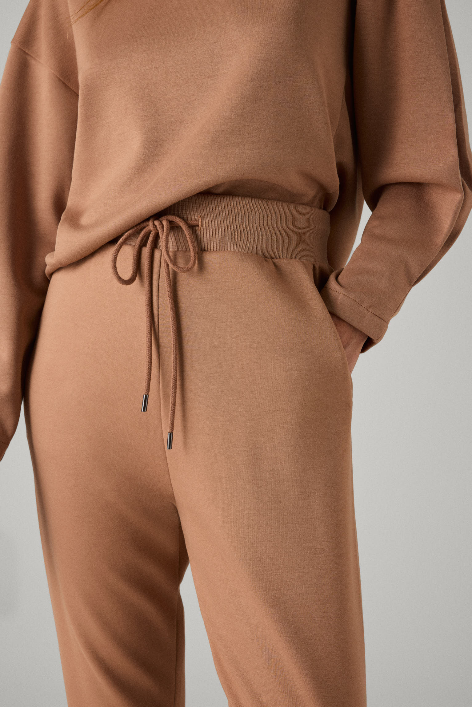 Pantaloni jogger marroni morbidi al tatto - immagine 3