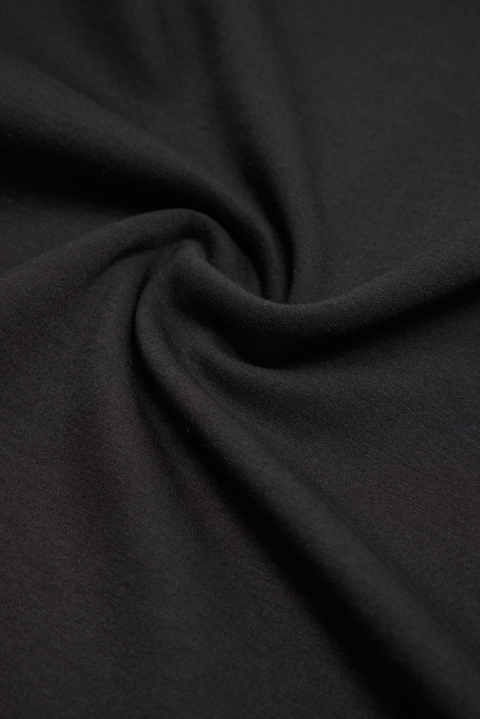 Abito nero a maniche lunghe in tinta unita - immagine 3