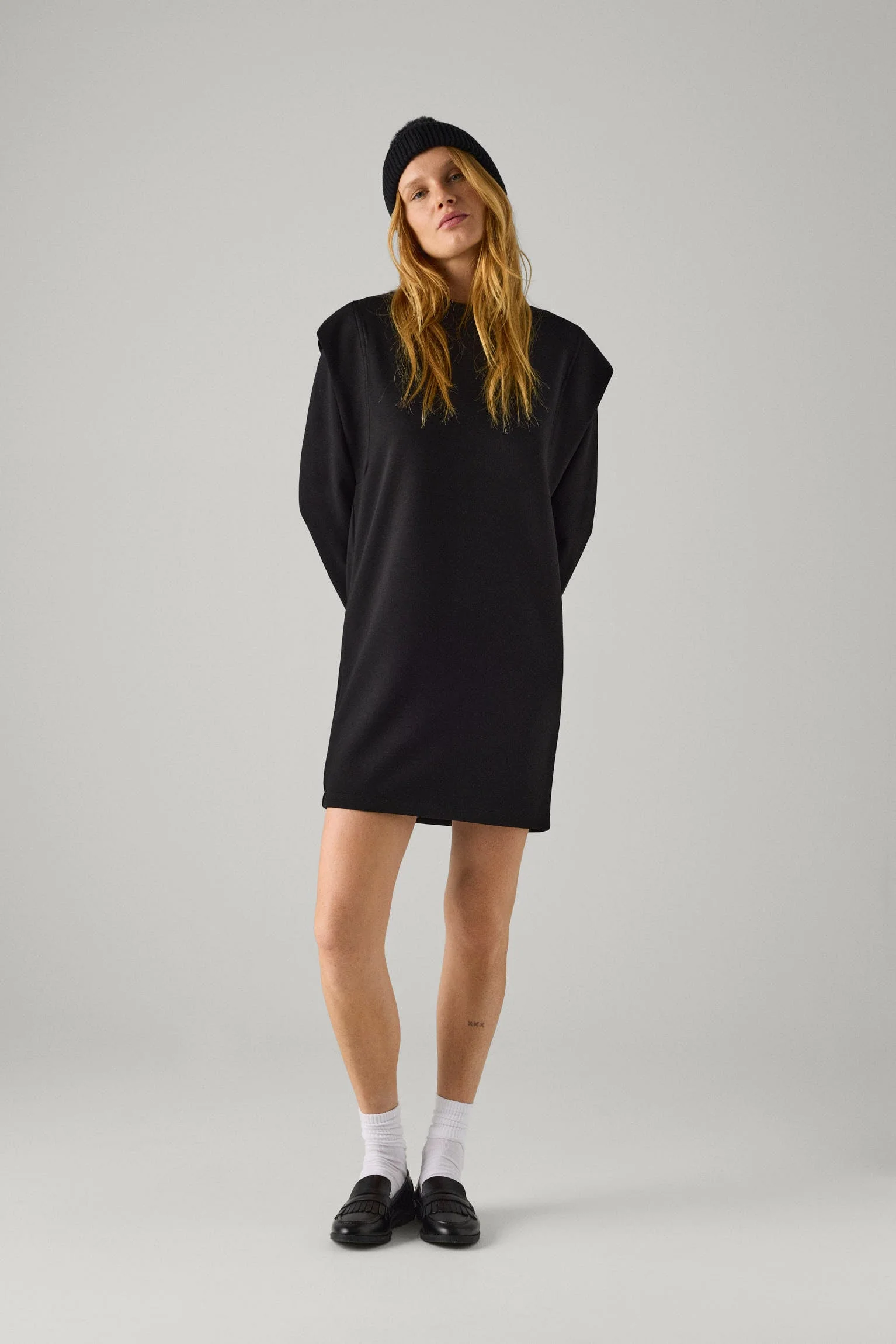 Abito nero a maniche lunghe in tinta unita - immagine 5