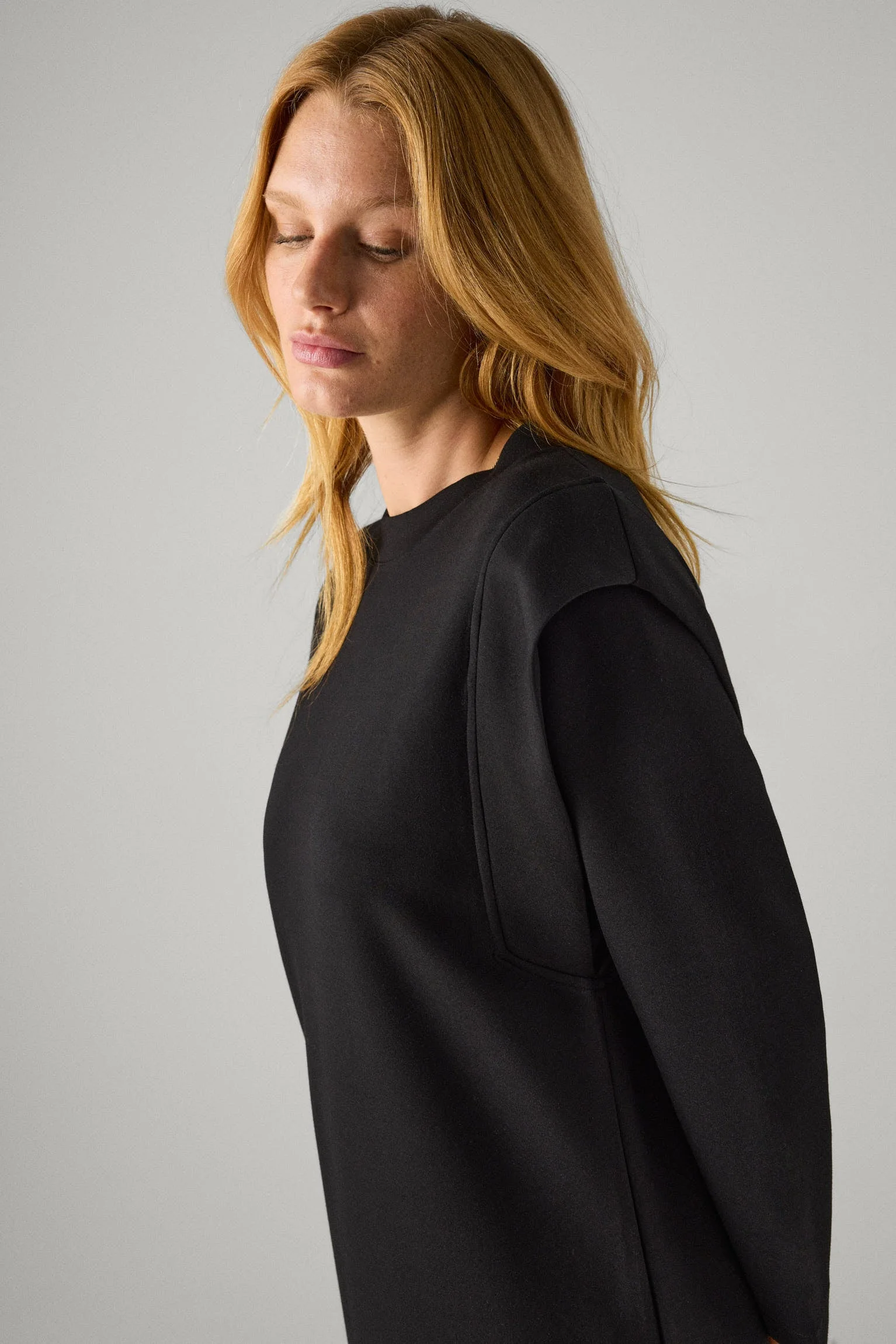 Abito nero a maniche lunghe in tinta unita - immagine 4