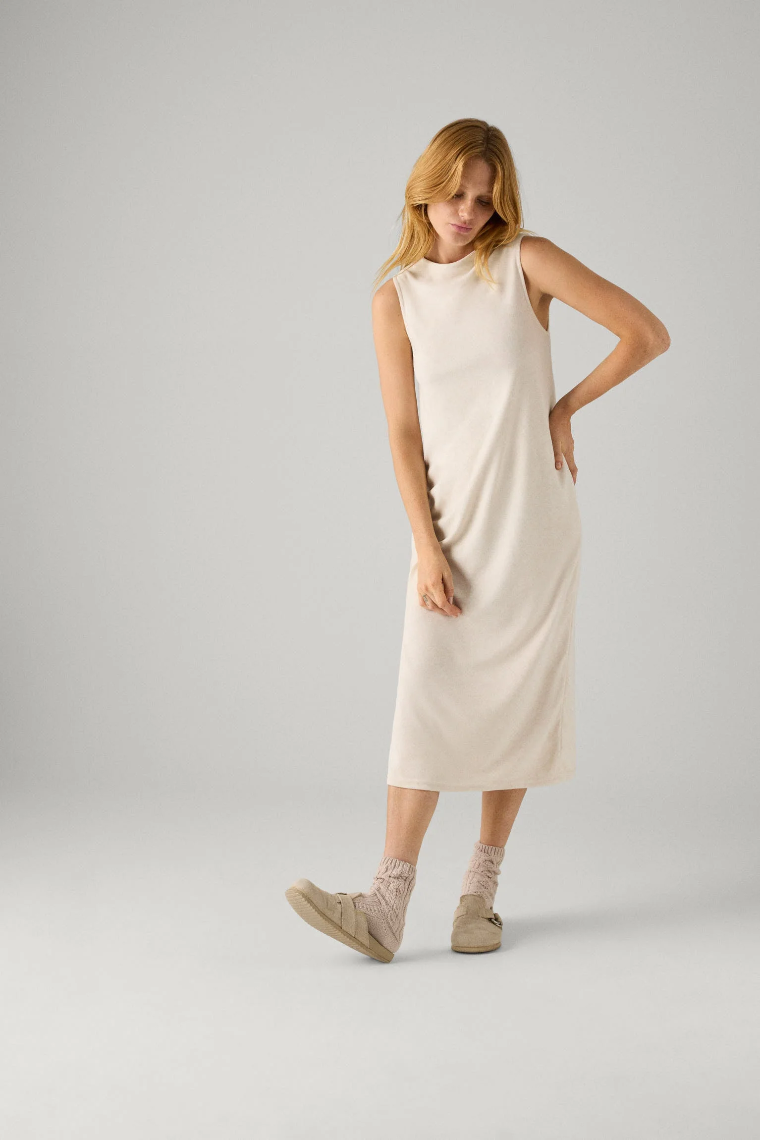 Abito lungo color avorio senza maniche in tinta unita - immagine 5
