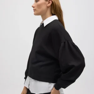 Felpa nera fluida con maniche a sbuffo