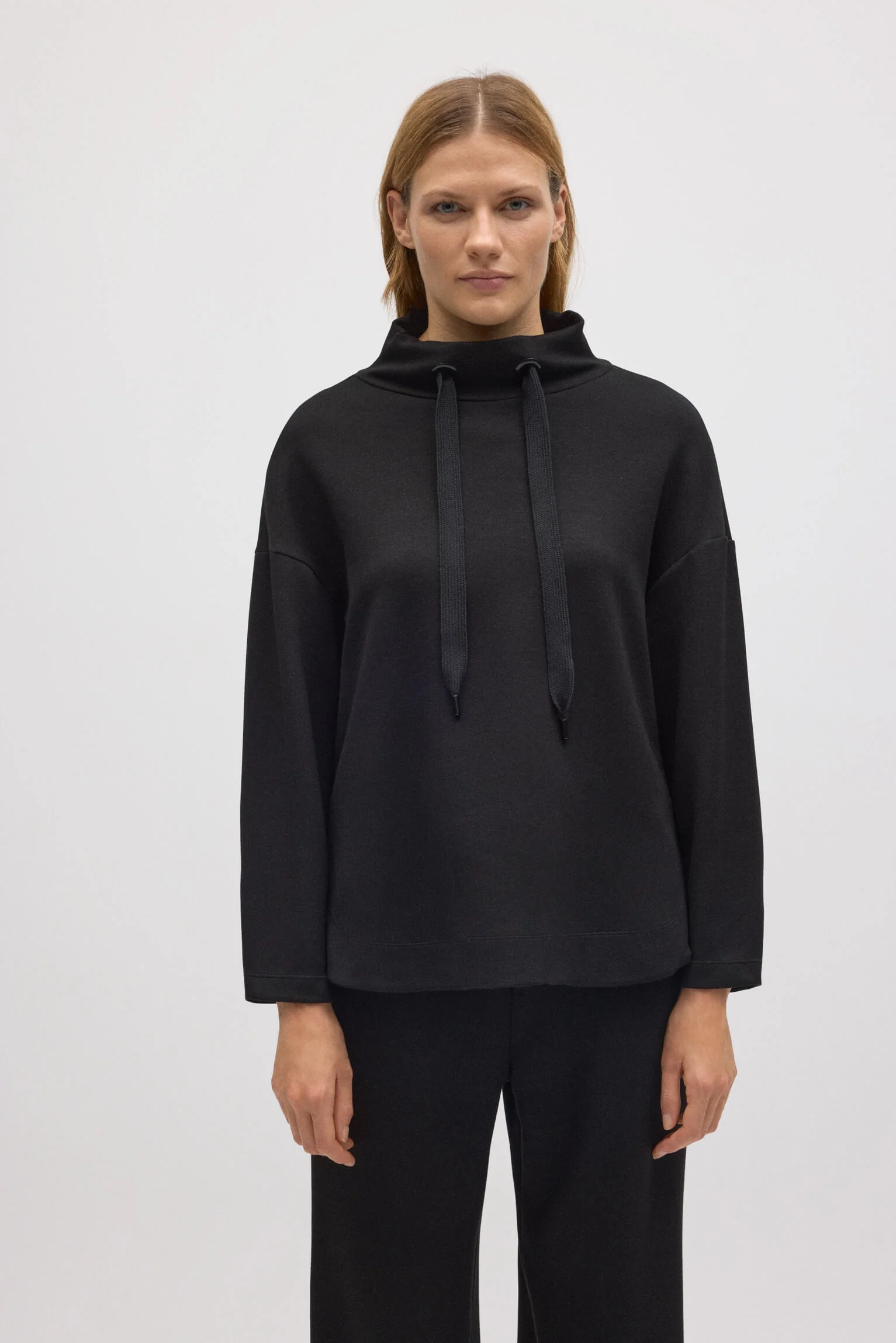 Felpa nera con collo fluido - immagine 4