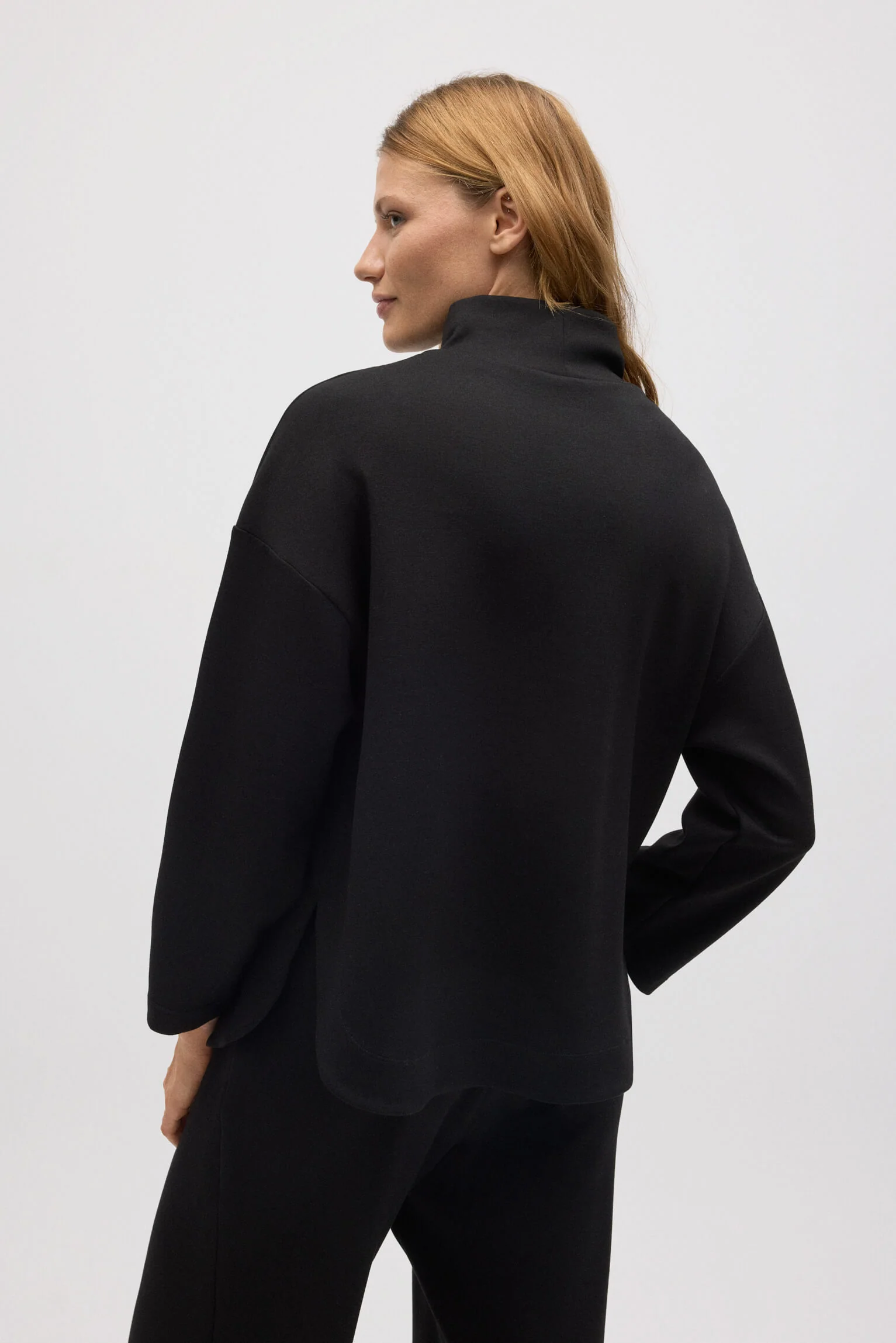 Felpa nera con collo fluido - immagine 5