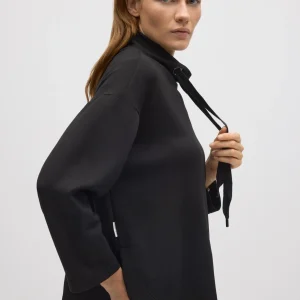 Felpa nera con collo fluido