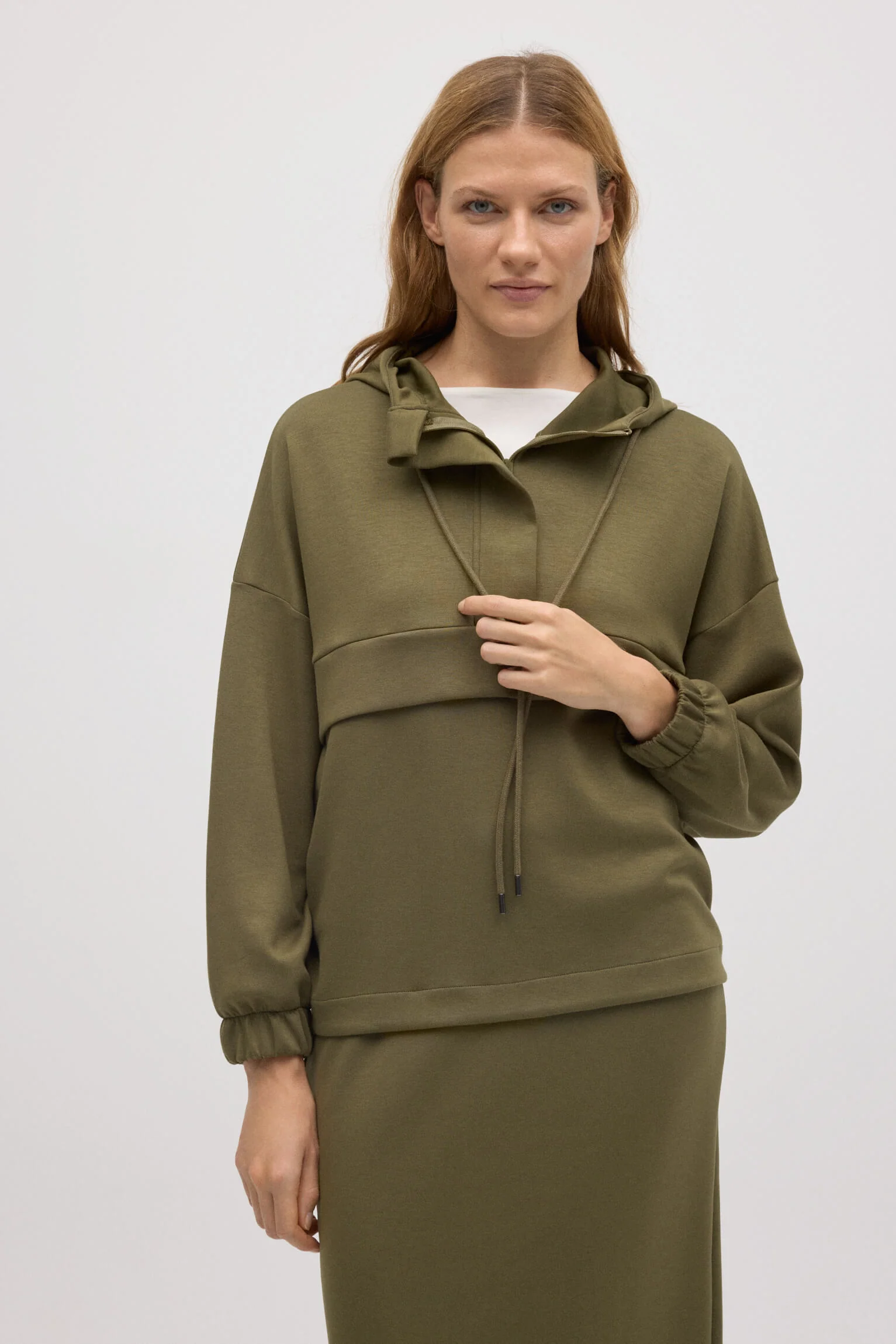 Felpa verde fluida con cappuccio - immagine 4