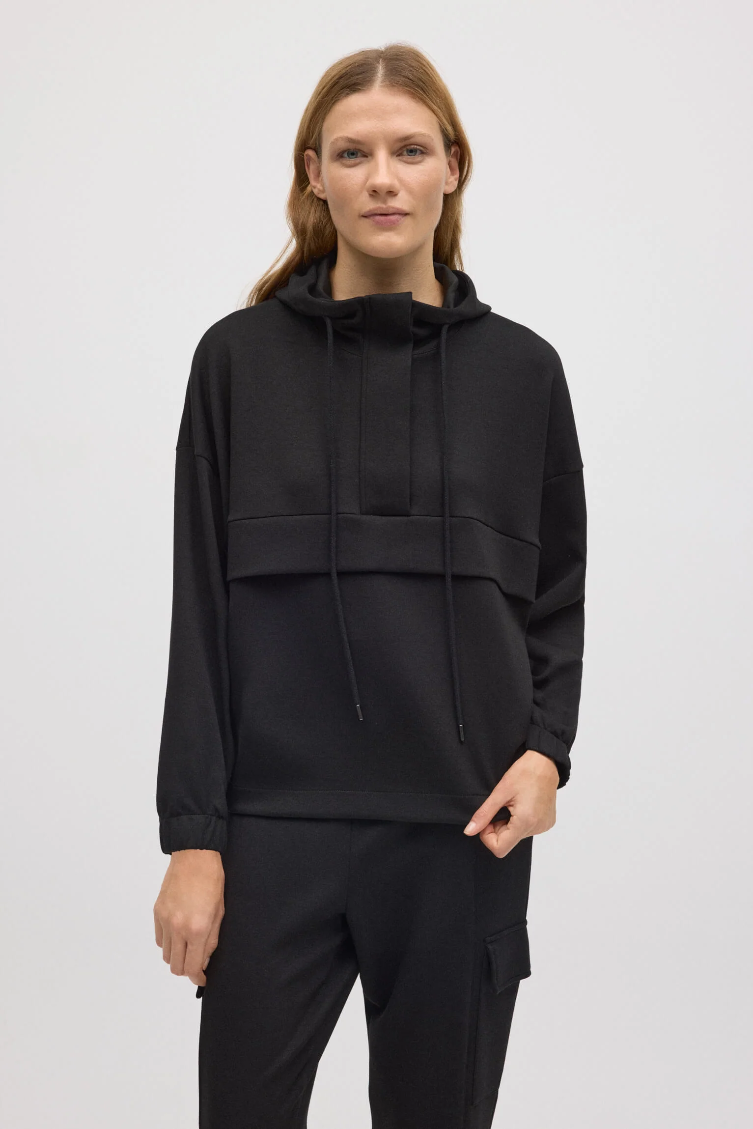 Felpa con cappuccio nera fluida - immagine 4