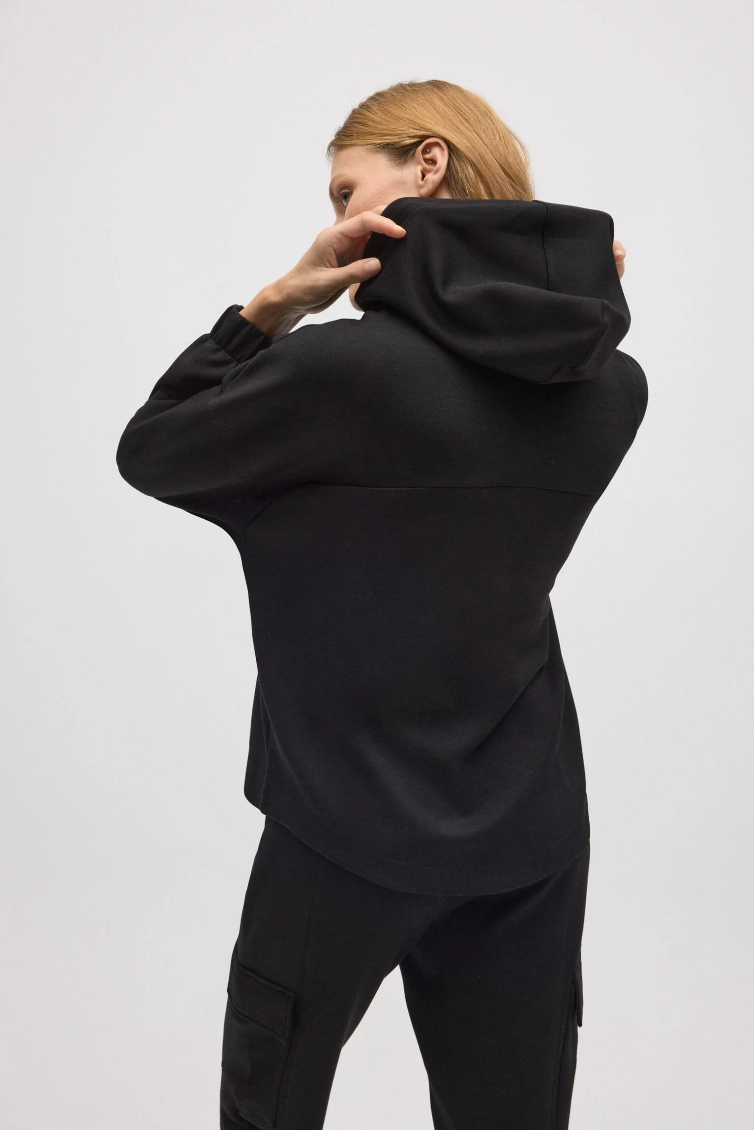Felpa con cappuccio nera fluida - immagine 3