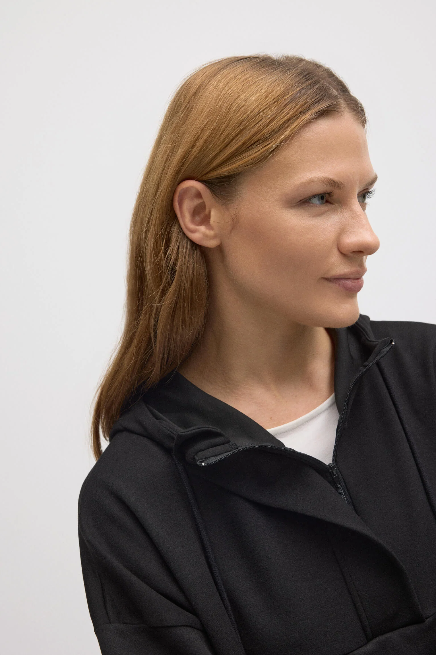 Felpa con cappuccio nera fluida - immagine 2