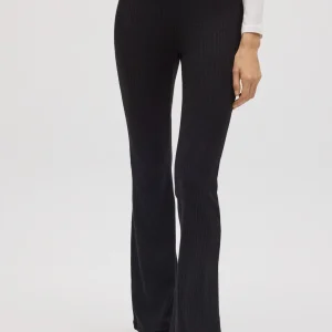 Pantaloni svasati in maglia a coste nere