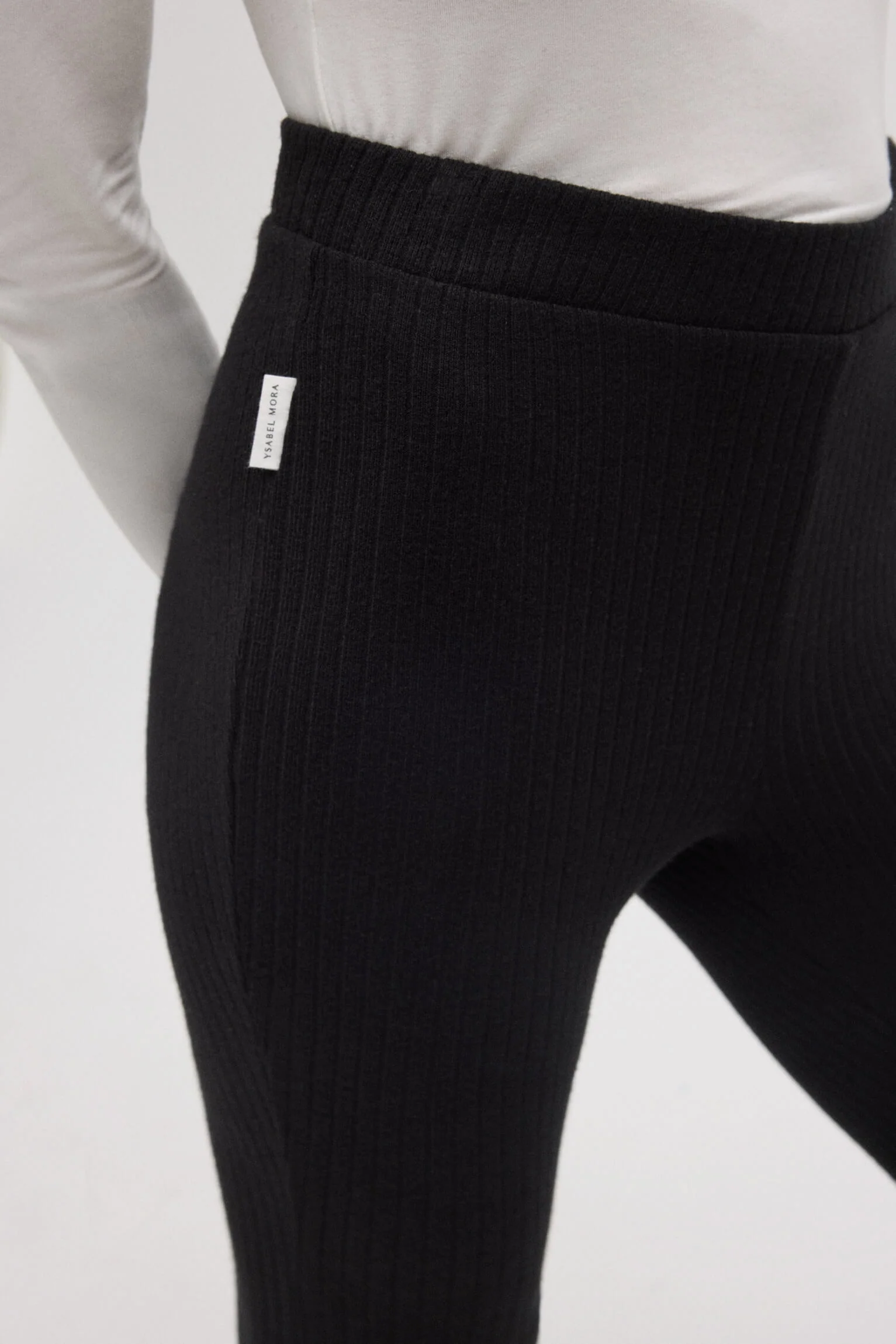 Pantaloni svasati in maglia a coste nere - immagine 4