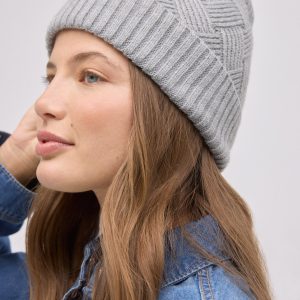Cappello di peluche con pompon