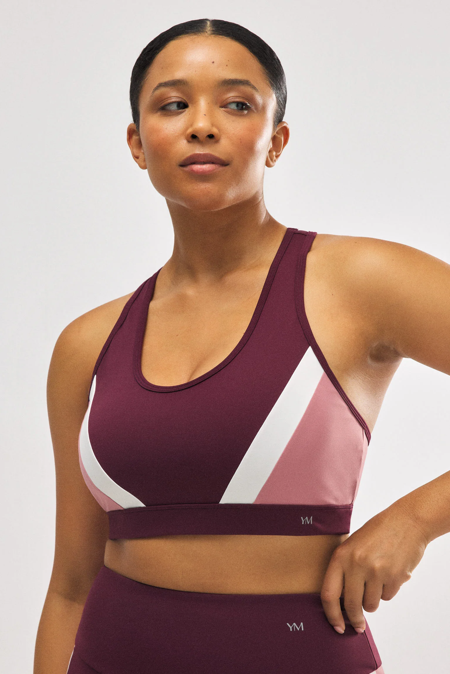 Reggiseno sportivo color bordeaux con imbottitura rimovibile - immagine 2