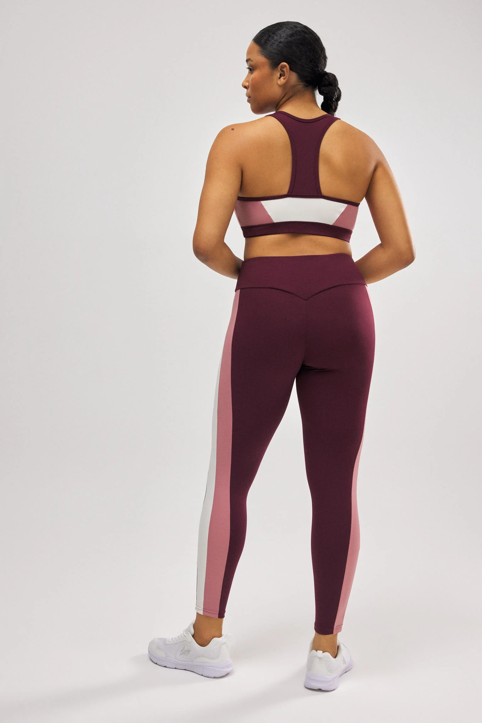 Reggiseno sportivo color bordeaux con imbottitura rimovibile - immagine 8