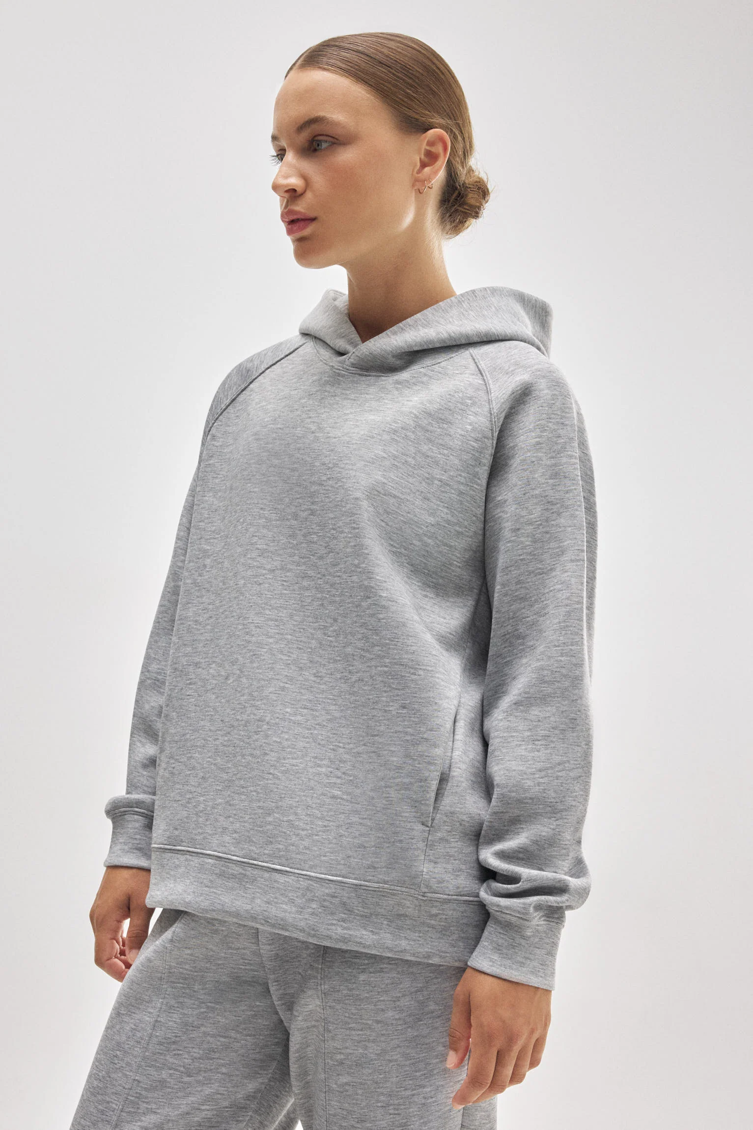 Felpa grigia con cappuccio e tasche - immagine 4