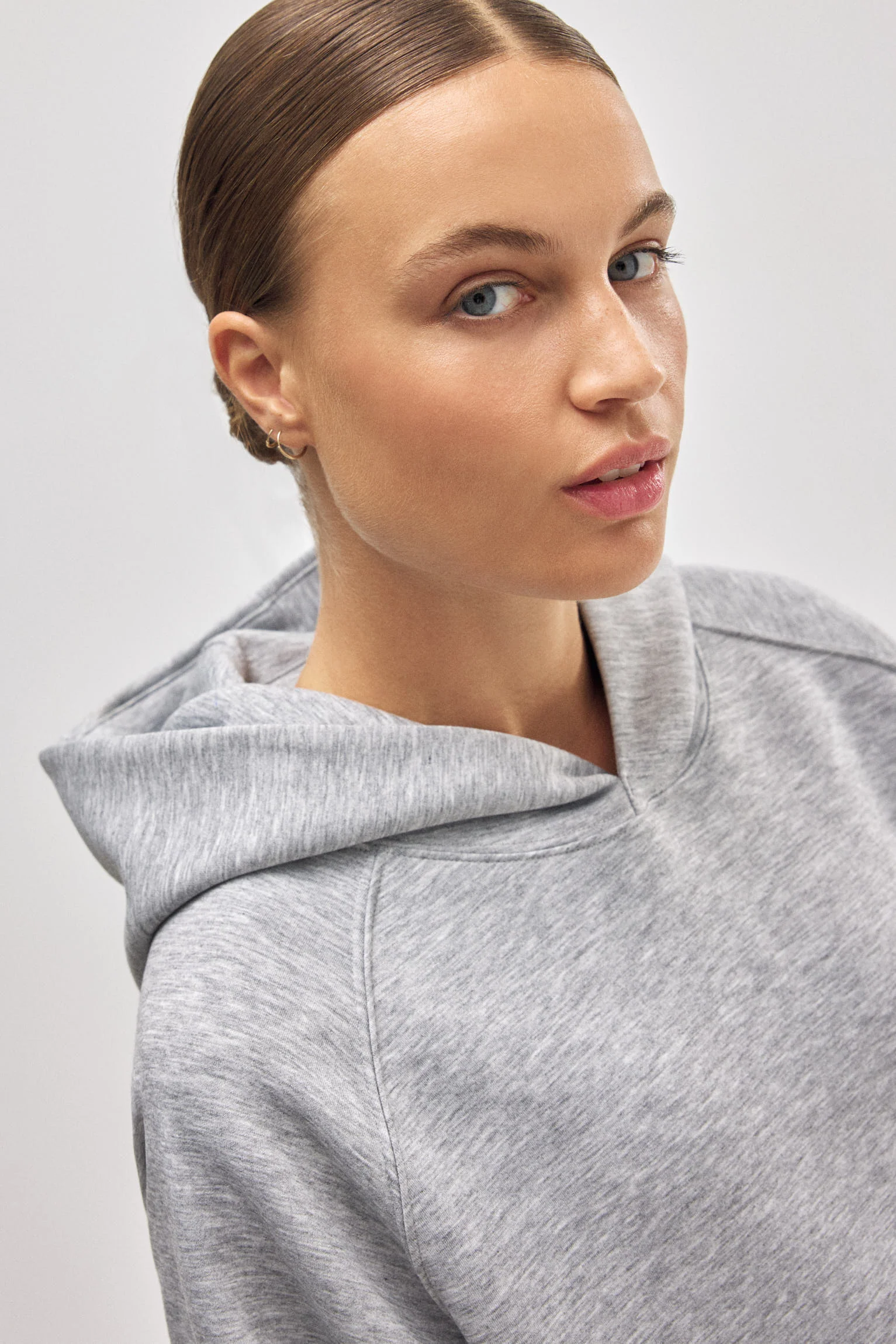 Felpa grigia con cappuccio e tasche - immagine 5