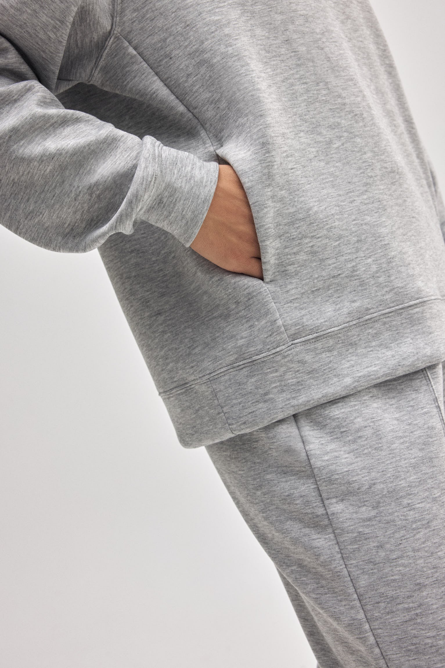 Felpa grigia con cappuccio e tasche - immagine 6