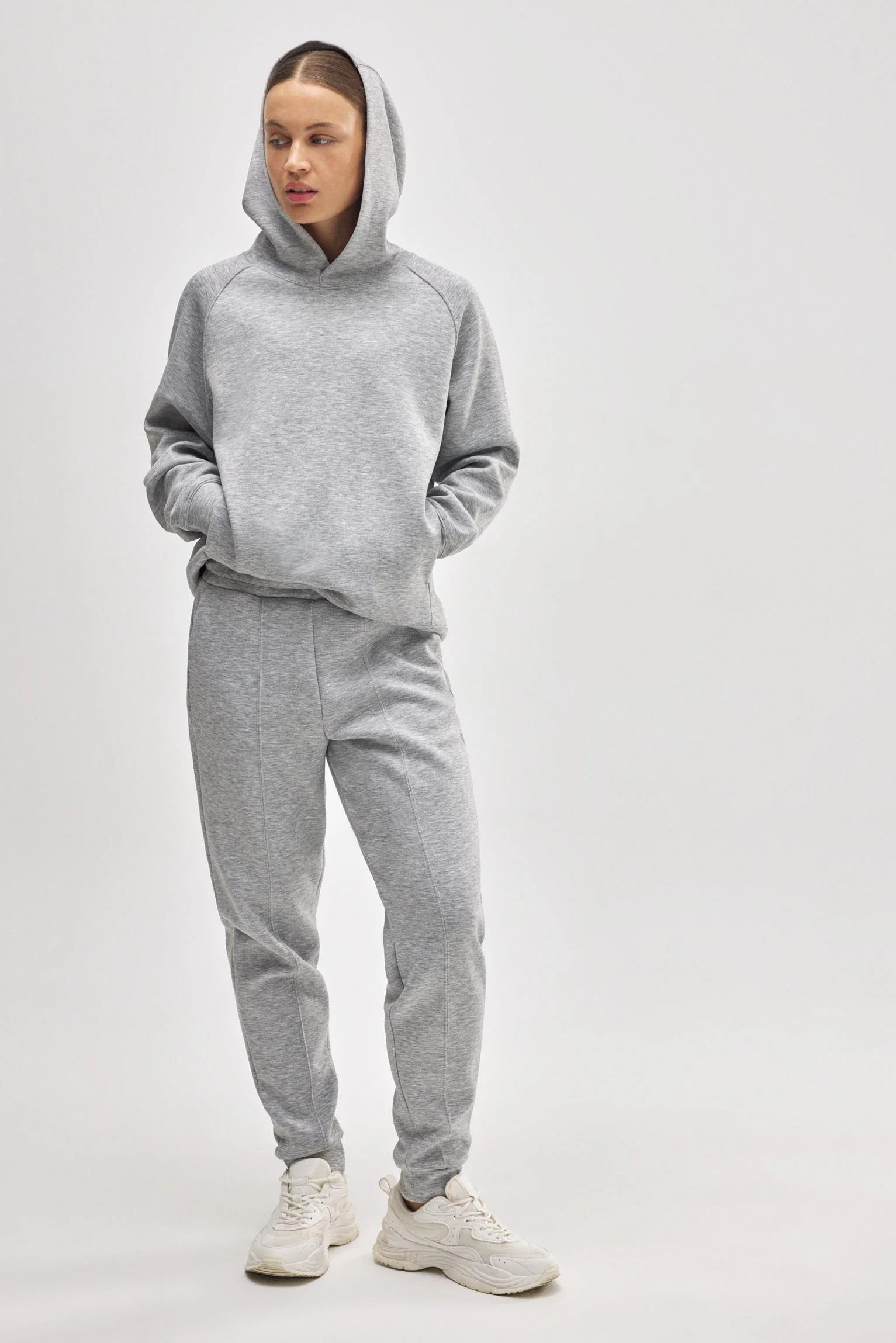 Felpa grigia con cappuccio e tasche - immagine 8