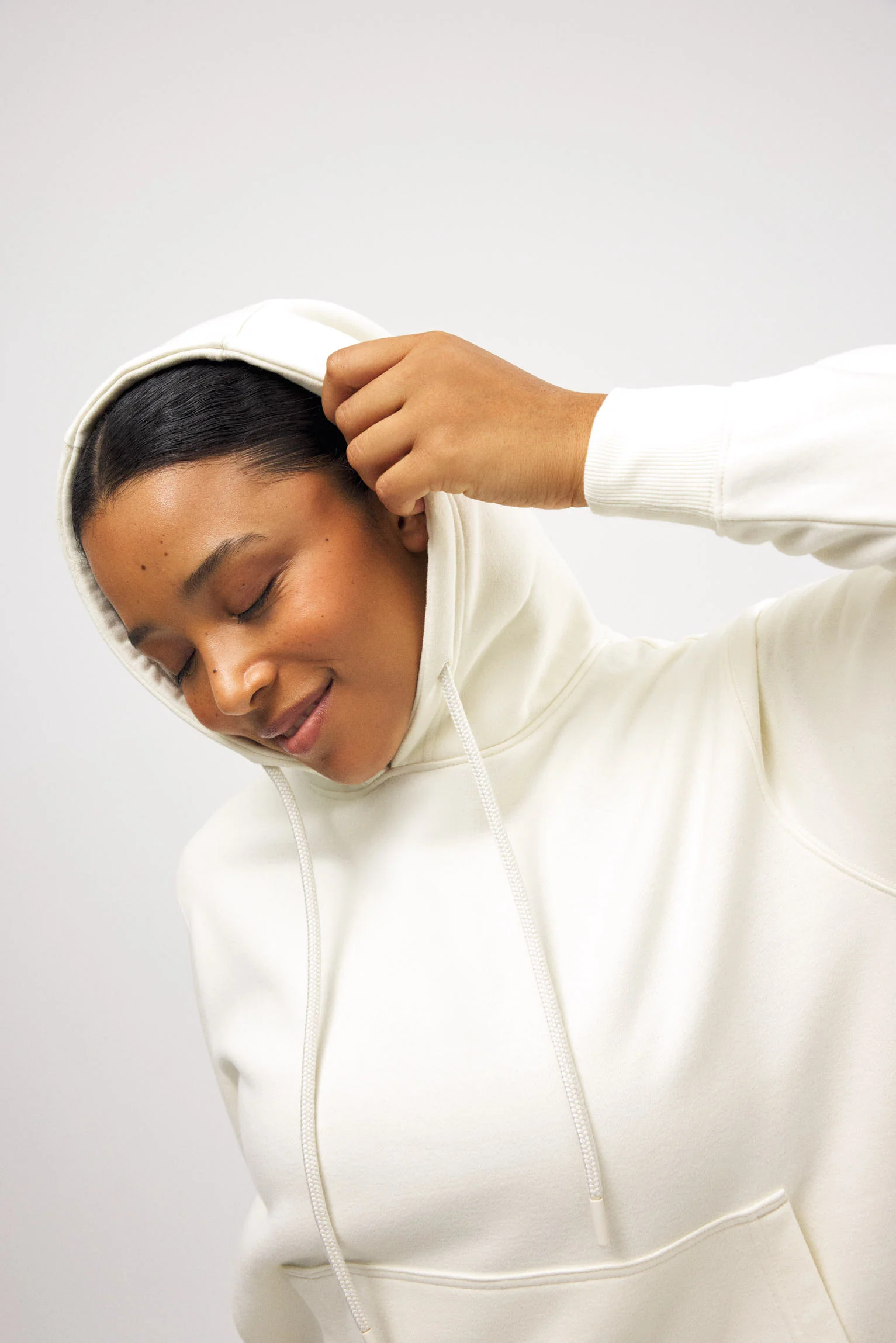 Felpa con cappuccio regolabile con interno in pile color avorio - immagine 5