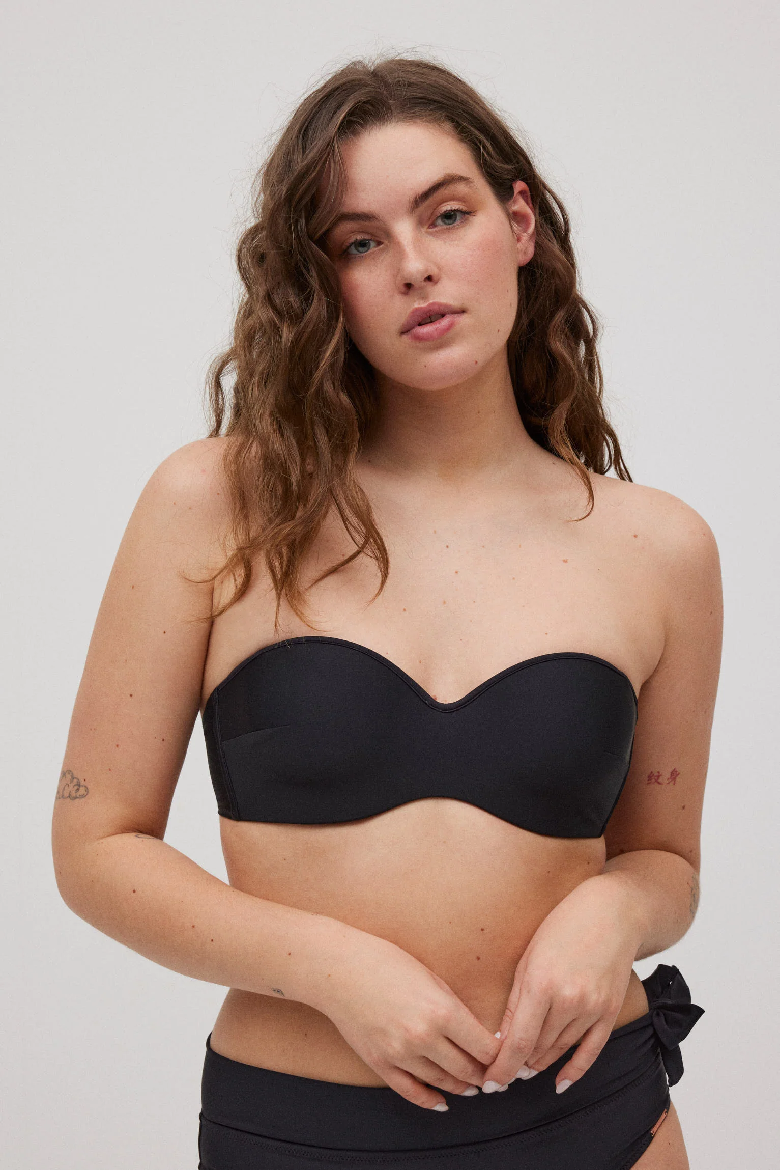 Top bikini a fascia nero per coppe B e D