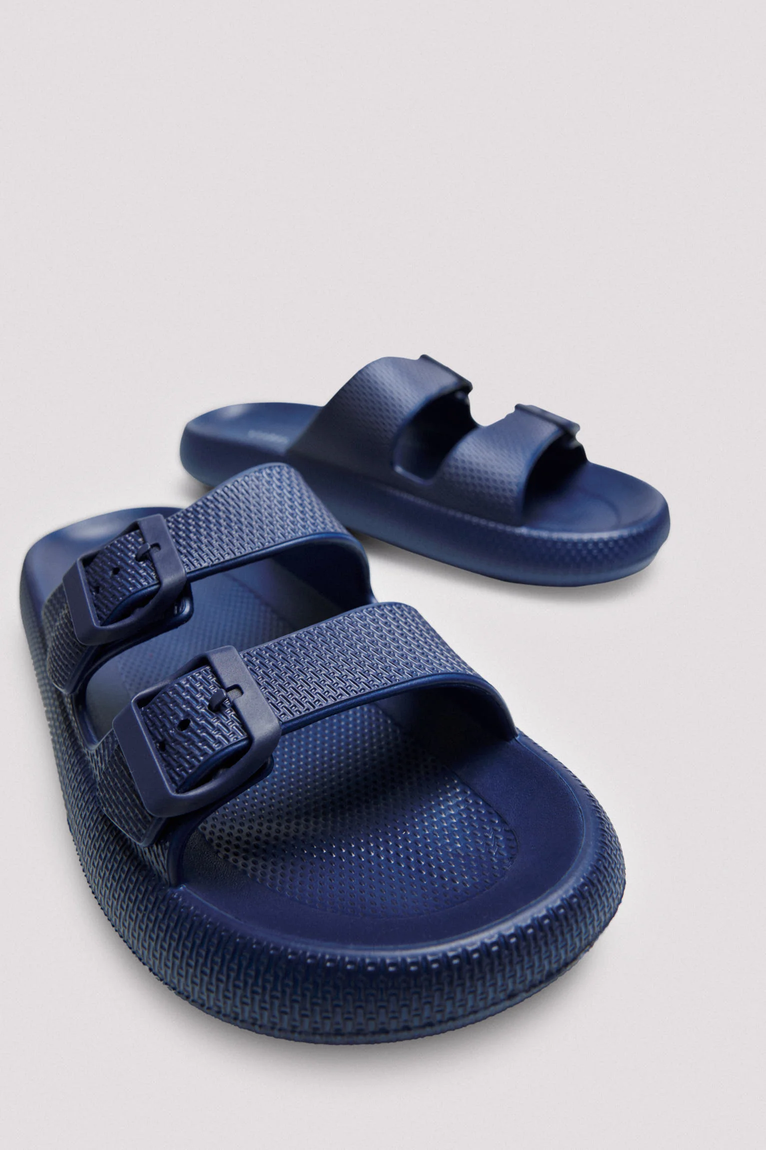 Infradito con fibbia blu scuro - immagine 2