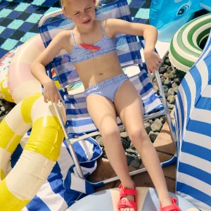 Bikini da bambina con fiocco e arricciatura, stampa a righe