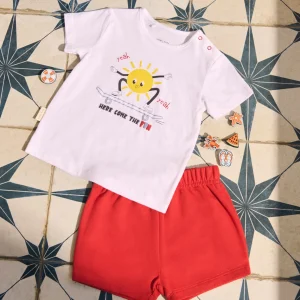 Completo a maniche corte per neonati. Arriva il divertimento