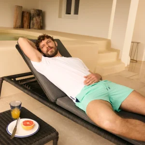 Costume da bagno basic di media lunghezza con dettaglio in vita verde