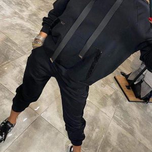 Insieme rilassato che combina comfort e stile brillante